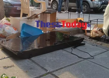 Θεσσαλονίκη: Άνδρας σε αμόκ πέταξε τηλεόραση από μπαλκόνι, έσπασε τζαμαρία καταστήματος και αυτοκίνητα