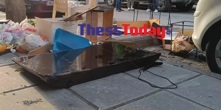 Θεσσαλονίκη: Άνδρας σε αμόκ πέταξε τηλεόραση από μπαλκόνι, έσπασε τζαμαρία καταστήματος και αυτοκίνητα