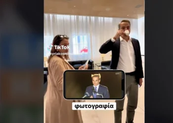 Νέο backstage TikTok από Μητσοτάκη με bad hair day και πολύ παρασκήνιο