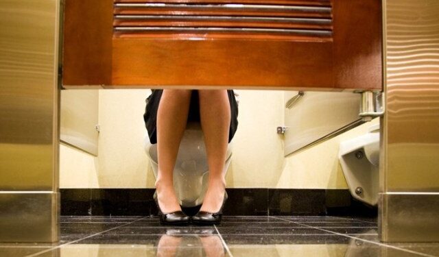 Τραγουδίστρια που συμμετείχε στην Eurovision κατουρήθηκε πάνω της σε γνωστό στέκι της παραλιακής