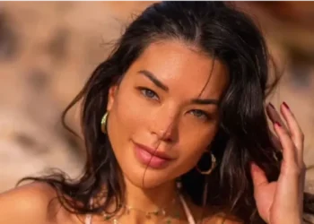 Βάσω Βιλέγκας – Ποζάρει με μαγιό σε φωτογραφίες που κολάζουν…