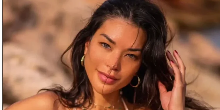 Βάσω Βιλέγκας – Ποζάρει με μαγιό σε φωτογραφίες που κολάζουν…