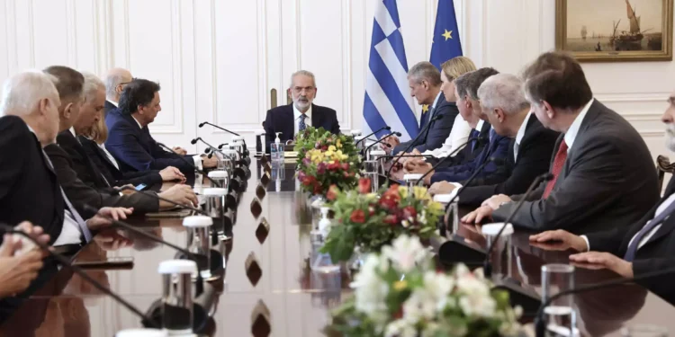 Ορκίστηκε η υπηρεσιακή κυβέρνηση – Οι αφίξεις, τα χαμόγελα και οι δηλώσεις