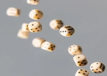 Άνδρας στη Ταϊλάνδη εμφύτευσε μαγνήτες στα δάχτυλα του για να μπορεί να κλέβει στα ζάρια (Bίντεο)