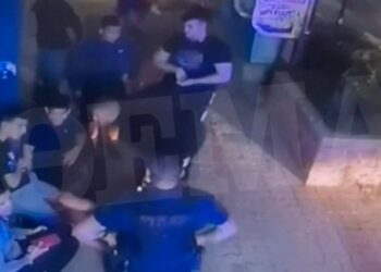 Ελληνικό: Βίντεο-ντοκουμέντο από τη ληστεία με μαχαίρι στον 17χρονο από δύο κουκουλοφόρους