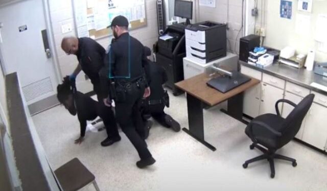 Άγριος ξυλοδαρμός κρατούμενο από αστυνομικό – Του χτύπαγε το κεφάλι στο πάτωμα(Βίντεο)