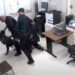 Άγριος ξυλοδαρμός κρατούμενο από αστυνομικό – Του χτύπαγε το κεφάλι στο πάτωμα(Βίντεο)