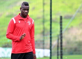 Ο Μπαλοτέλι μεταμφιέστηκε ως Pikachu για να πάει σε πάρτι και γρονθοκόπησε τον αθλητικό διευθυντή της Σιόν!