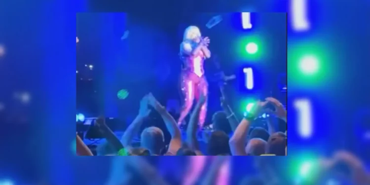 Η τραγουδίστρια Bebe Rexha «έφαγε» κινητό στο πρόσωπο ενώ τραγουδούσε σε συναυλία(Βίντεο)