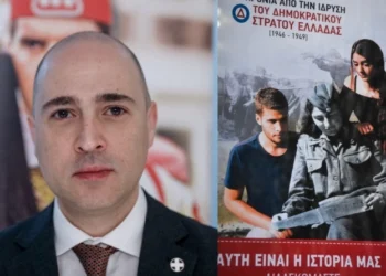 «Γκάφα» από Μπογδάνο και Εμφιετζόγλου: Μπέρδεψαν τα σήματα και έβαλαν αυτό του Δημοκρατικού Στρατού