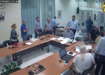 Χίος: Δημοτικός Σύμβουλος κατέρρευσε ενώ μιλούσε – Δεν υπήρχε διαθέσιμο ασθενοφόρο