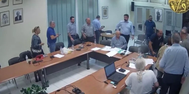 Χίος: Δημοτικός Σύμβουλος κατέρρευσε ενώ μιλούσε – Δεν υπήρχε διαθέσιμο ασθενοφόρο