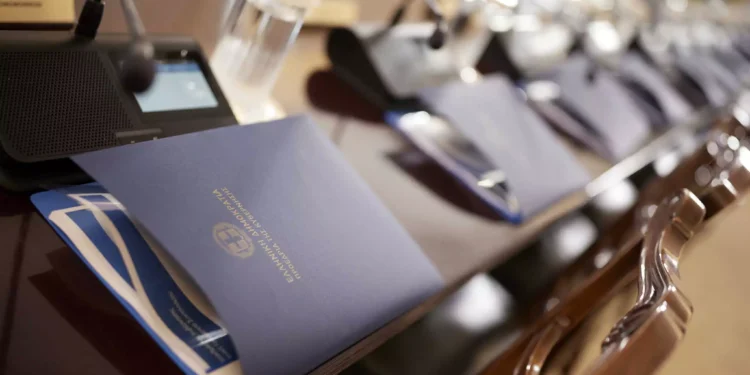 Τι περιέχουν οι μπλε φάκελοι που έδωσε ο Κυριάκος Μητσοτάκης στους υπουργούς του