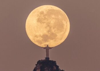 Βραζιλία: Μαγικές φωτογραφίες – Το άγαλμα του Ιησού στο Ρίο «σηκώνει» στα χέρια το φεγγάρι