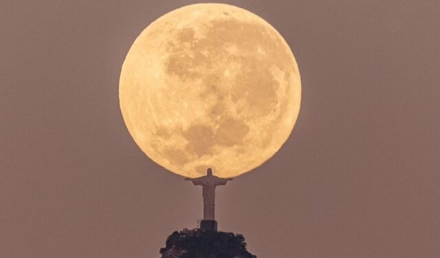 Βραζιλία: Μαγικές φωτογραφίες – Το άγαλμα του Ιησού στο Ρίο «σηκώνει» στα χέρια το φεγγάρι