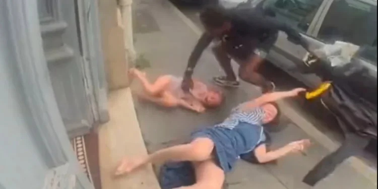 Γαλλία: Σοκαριστική επίθεση Αφρικανού σε γιαγιά και εγγονή -Τις πέταξε με βία στο πεζοδρόμιο(Βίντεο)