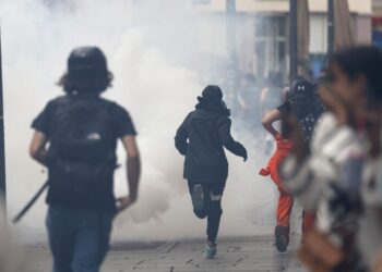 Γαλλία: Κατεβάζει τεθωρακισμένα στους δρόμους η κυβέρνηση – Χάος με τις ταραχές