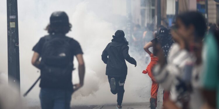 Γαλλία: Κατεβάζει τεθωρακισμένα στους δρόμους η κυβέρνηση – Χάος με τις ταραχές