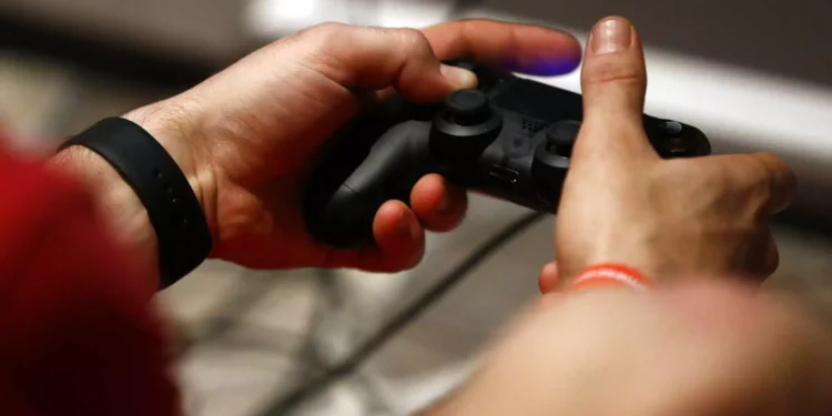 Αδιανόητο σκηνικό στη Θεσσαλονίκη: Εξαγριωμένη γυναίκα επιτέθηκε στον σύντροφο της γιατί ήταν «κολλημένος» στο Playstation