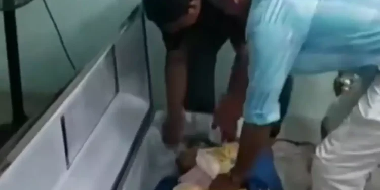 Σοκαριστικό βίντεο: Γυναίκα αναστήθηκε μέσα στο φέρετρό της λίγο πριν την κηδέψουν