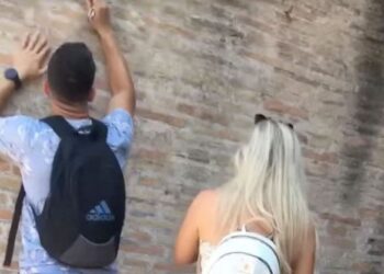 Ιταλία: Οργή για τον τουρίστα που χάραξε με κλειδιά ονόματα στο Κολοσσαίο – Δείτε βίντεο!