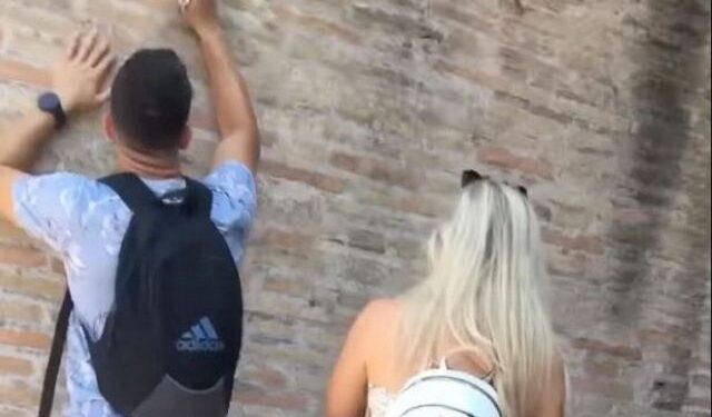 Ιταλία: Οργή για τον τουρίστα που χάραξε με κλειδιά ονόματα στο Κολοσσαίο – Δείτε βίντεο!