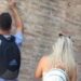 Ιταλία: Οργή για τον τουρίστα που χάραξε με κλειδιά ονόματα στο Κολοσσαίο – Δείτε βίντεο!