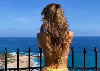 Σάλος με εντυπωσιακή δημοσιογράφο – Πόζαρε στον φακό με στρινγκ(Εικόνες)