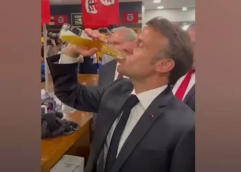 Ο Εμανουέλ Μακρόν ήπιε ένα μπουκάλι μπύρα μονορούφι on camera(Βίντεο)