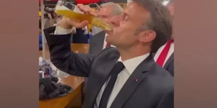 Ο Εμανουέλ Μακρόν ήπιε ένα μπουκάλι μπύρα μονορούφι on camera(Βίντεο)