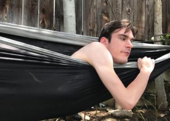 Χιου Χέφνερ: Ο bisexual γιος του κάνει στριπτίζ στο Onlyfans για να αγοράζει… κάρτες Pokemon