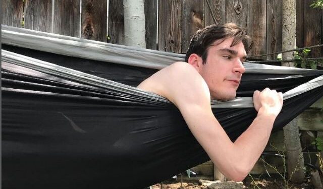 Χιου Χέφνερ: Ο bisexual γιος του κάνει στριπτίζ στο Onlyfans για να αγοράζει… κάρτες Pokemon