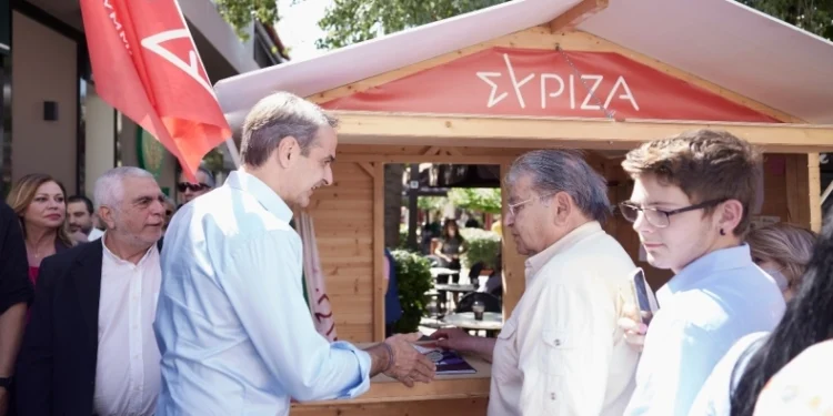 Δεν χαιρέτησαν τον Μητσοτάκη στο περίπτερο του ΣΥΡΙΖΑ: «Είστε της σχολής Βαρουφάκη βλέπω, δεν σας πήγε πολύ καλά αυτό»