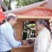 Δεν χαιρέτησαν τον Μητσοτάκη στο περίπτερο του ΣΥΡΙΖΑ: «Είστε της σχολής Βαρουφάκη βλέπω, δεν σας πήγε πολύ καλά αυτό»