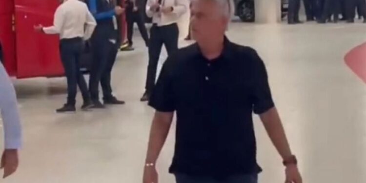 Ζοσέ Μουρίνιο: Έξαλλος με τον διαιτητή του τελικού του Europa League – «Είσαι μια γα@@@νη ντροπή»