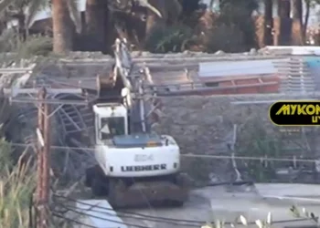 Μύκονος: Μπουλντόζες κατεδαφίζουν τα αυθαίρετα του Nammos – Δείτε το βίντεο!