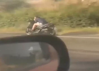 Θεσσαλονίκη: Οδηγός μηχανής τρέχει με 100 χωρίς κράνος και μιλάει στο τηλέφωνο ενώ βρέχει(Βίντεο)