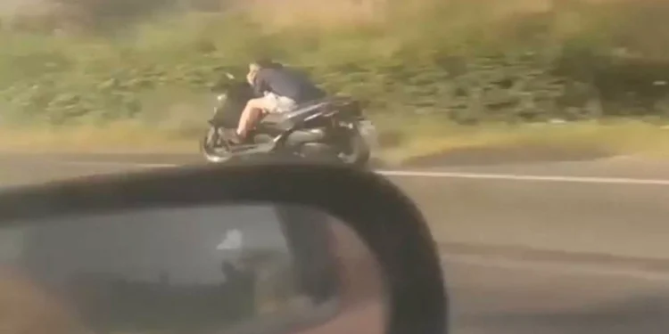 Θεσσαλονίκη: Οδηγός μηχανής τρέχει με 100 χωρίς κράνος και μιλάει στο τηλέφωνο ενώ βρέχει(Βίντεο)