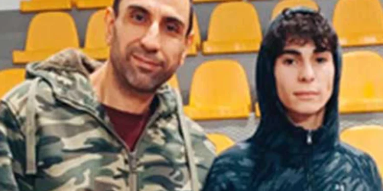 Πανελλήνιες 2023: Πατέρας και γιος έδωσαν μαζί και αρίστευσαν με πάνω από 18.000 μόρια – Πέρασαν στην ίδια σχολή