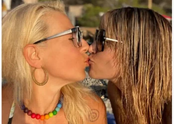 Σοφία Παυλίδου – Θωμαΐς Ανδρούτσου: Το φιλί στο στόμα και η εξομολόγηση! «Κρατάμε η μία το χέρι της άλλης»