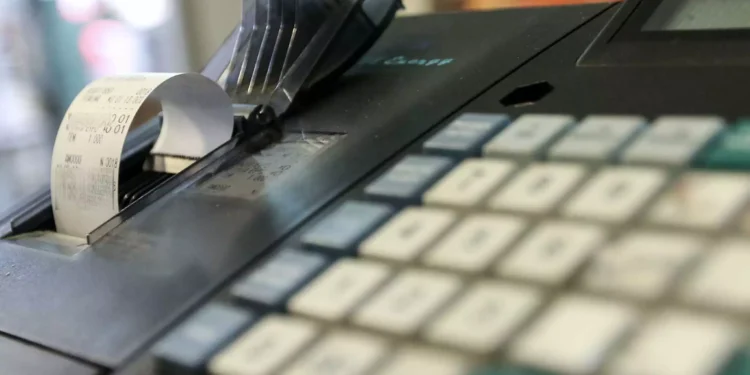 Εμπόδια στη διασύνδεση ταμειακών με τα POS – Στο τραπέζι πιθανή παράταση στις προθεσμίες