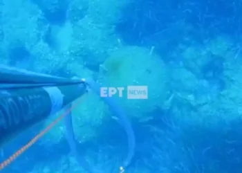 Κεφαλονιά: Η στιγμή που ψαροντουφεκάς εντοπίζει νάρκη στον βυθό – Εντυπωσιακές εικόνες