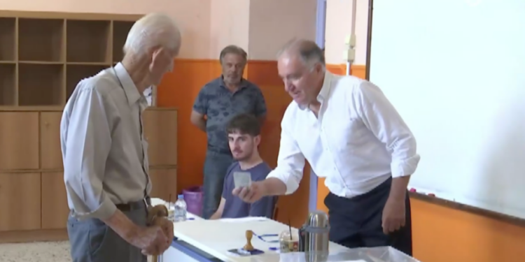 Σέρρες: Η κάλπη… χρόνια δεν κοιτά – Ψηφοφόρος ετών 99!