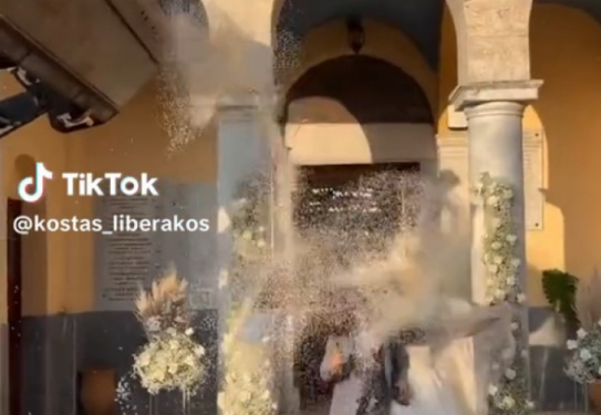 Απίστευτο! Έριχναν ρύζι σε νιόπαντρο ζευγάρι με φτυάρια πάνω από εκσκαφέα