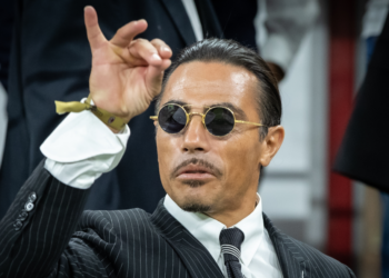 Η πτώση του Salt Bae άρχισε από τη Νέα Υόρκη – Λουκέτο στο εστιατόριο με τα «χρυσά» μπέργκερ