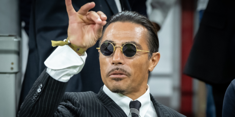 Η πτώση του Salt Bae άρχισε από τη Νέα Υόρκη – Λουκέτο στο εστιατόριο με τα «χρυσά» μπέργκερ