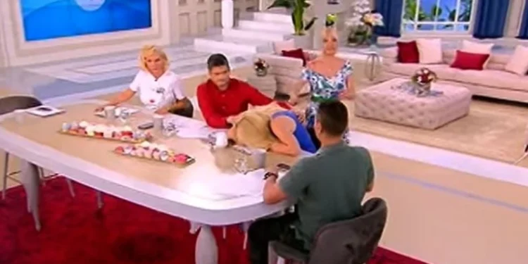 Τρόμαξαν στον ΣΚΑΪ: Λιποθύμησε στον «αέρα» η Αφροδίτη Γραμμέλη(Βίντεο)