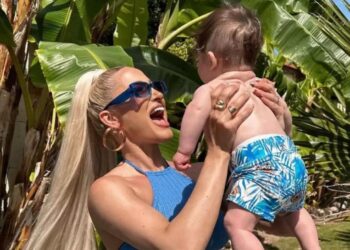 Ιωάννα Τούνη: Αλλάζει πάνα στον γιο της στην Ψαρρού (Βίντεο)