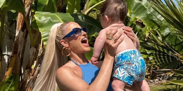 Ιωάννα Τούνη: Αλλάζει πάνα στον γιο της στην Ψαρρού (Βίντεο)