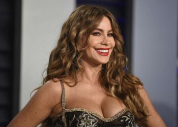 Σοφία Βεργκάρα: Η πόζα με το στρινγκ μπικίνι στην ξαπλώστρα